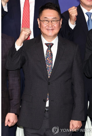 이석우 두나무 대표가 지난 2월 20일 서울 영등포구 FKI타워 컨퍼런스센터에서 열린 한국경제인협회 제64회 정기총회에서 신규 회원 기념촬영을 하고 있다. /사진=연합뉴스