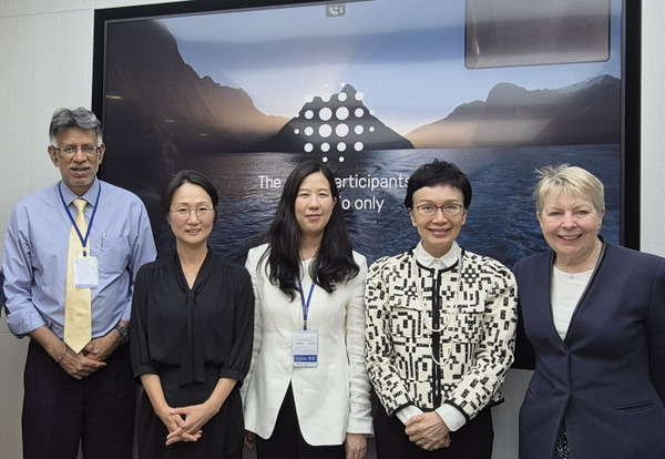 신한금융지주회사 이사회는 윤재원 이사회 의장이 지난달 27일부터 사흘간 홍콩, 싱가포르를 방문해 현지 주요 투자자들을 대상으로 한 IR을 성공적으로 마쳤다고 1일 밝혔다. 왼쪽부터 아마르 길 ACGA 사무총장, 박유경 APG자산운용 EM주식부문장, 윤재원 신한지주 이사회 의장, 카 시 리우 홍콩신탁이사회협회장, 프루 베넷 브런즈윅그룹 파트너가 기념촬영을 하고 있다. /사진=신한금융그룹 