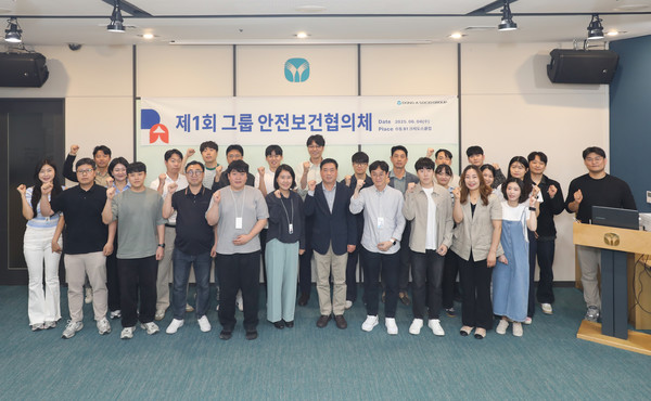 동아쏘시오그룹 안전보건 담당자들이 지난 4일 서울 동대문구 크레도스클럽에서 열린 ‘제1회 동아쏘시오그룹 안전보건협의체’에 참석해 기념촬영을 하고 있다./사진=동아쏘시오그룹