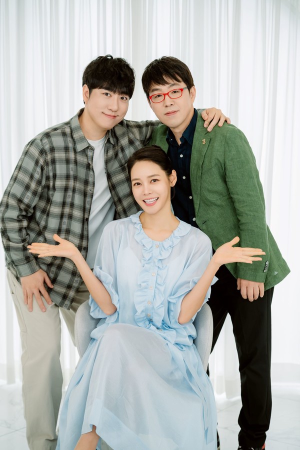 영화 평론가 이동진, 과학 커뮤니케이터 궤도, 기자 출신 방송인 안현모가 라플위클리 시즌4 런칭 기념사진을 촬영하고 있다./사진=한화생명