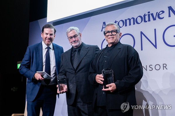 현대차그룹 디자인 리더, 오토모티브 뉴스 100주년 기념 어워즈 수상현대자동차그룹은 지난 11일부터 12일까지(현지시간) 이탈리아 토리노에서 열린 '오토모티브 뉴스 100주년 기념 어워즈'에서 루크 동커볼케 현대차그룹 CDO 겸 CCO 사장과 피터 슈라이어 브랜드 엠버서더인 전 사장이 '100주년 기념상'을 수상했다고 13일 밝혔다.오토모티브 뉴스의 모회사인 크레인 커뮤니케이션즈의 KC 크레인 CEO(왼쪽부터), 루크 동커볼케 현대차그룹 CDO 겸 CCO 사장, 브랜드 엠버서더인 피터 슈라이어 전 사장이 기념 촬영하고 있다/사진=현대자동차·기아