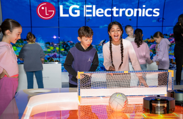 LG전자 북미법인 본사 사옥 내 과학관 'LG Inspiration Lab'을 찾은 학생들이 로봇청소기로 축구 게임을 하고 있는 모습./사진=LG전자