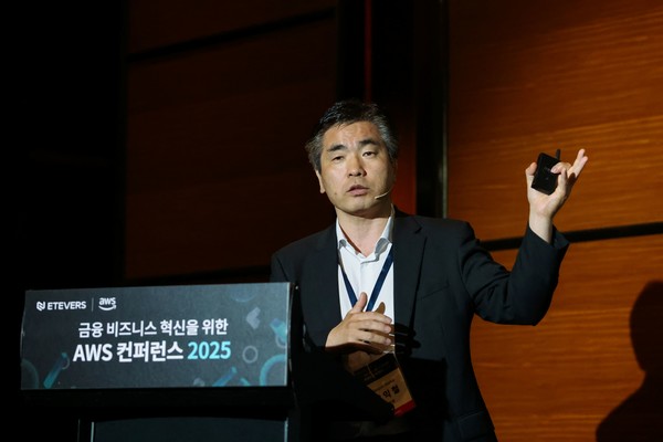 베스핀글로벌의 장익철 본부장이 ‘AWS FSI 컨퍼런스 2025’에서 발표하고 있다./사진=베스핀글로벌