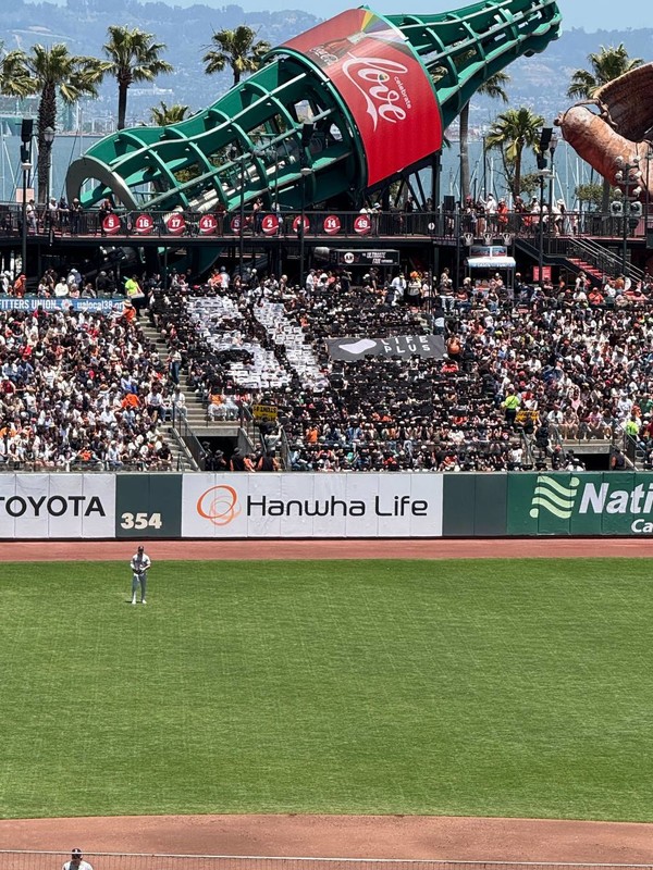 이정후 선수의 등번호 51을 활용한 카드섹션을 통해 응원을 하고 있다./사진=한화생명