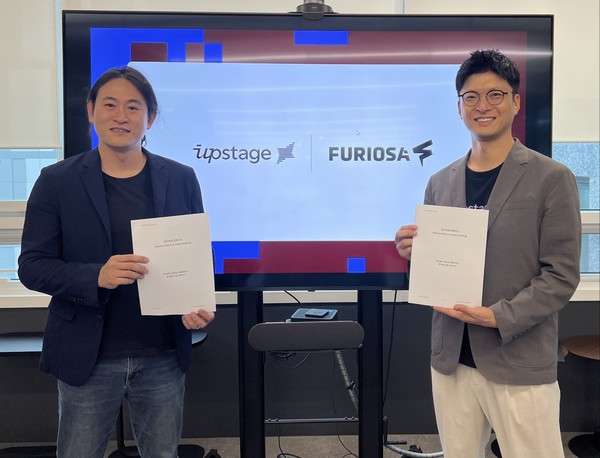 백준호 퓨리오사 대표(좌)와 이활석 업스테이지 CTO(우)가 MOU 기념촬영을 하고 있는 모습/사진=업스테이지
