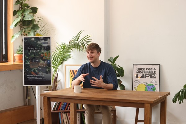 ▲삼성 컬러 이페이퍼를 도입한 노노샵 대표 줄리안. 그는 쓰레기 및 전력 사용량 절감, 설치 유연성 등 컬러 이페이퍼의 여러 가지 매력에 대해 설명했다/사진=삼성전자