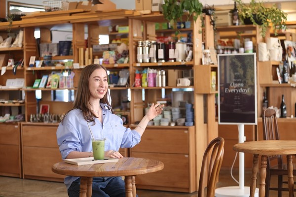 ▲노노샵 단골 조이 씨는 컬러 이페이퍼 커버에 재활용 플라스틱이 적용되었다는 사실을 듣고 “브랜드에 대한 신뢰가 생겼다”고 말했다/사진=삼성전자