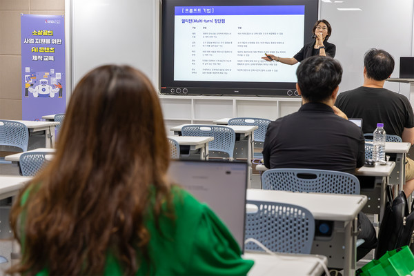 소담스퀘어 보라매에서 강사가 소상공인을 대상으로 생성형 AI 활용 교육을 진행하는 모습이다./사진=KT