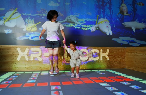 퓨처그라운드에서 게임을 즐기는 고객/사진=한화