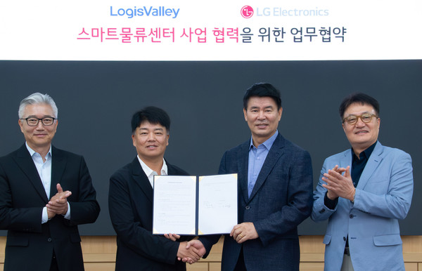 왼쪽부터 김필립 로지스밸리 대표이사, 임영빈 로지스밸리 그룹 회장, 정대화 LG전자 생산기술원장(사장), 백기문 LG전자 ID사업부장(전무)/사진=LG전자