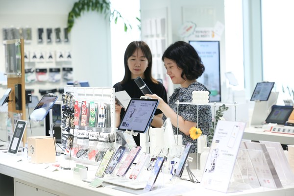 LG유플러스 직원이 서울 강남역  ‘일상비일상의틈byU+’에 마련된 제품 판매 공간을 둘러보는 모습./사진=LG유플러스