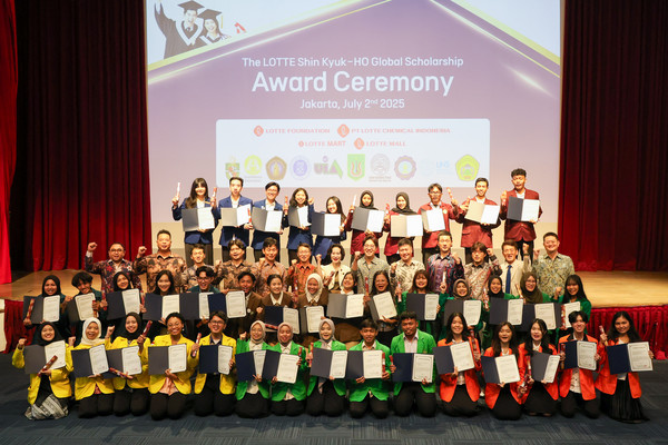롯데장학재단 장혜선 이사장이 지난 2일 '신격호 롯데 글로벌 장학금 수여식'에 참석해 인도네시아 현지 장학생 및 관계자들과 함께 기념사진을 촬영하고 있다./사진=롯데장학재단