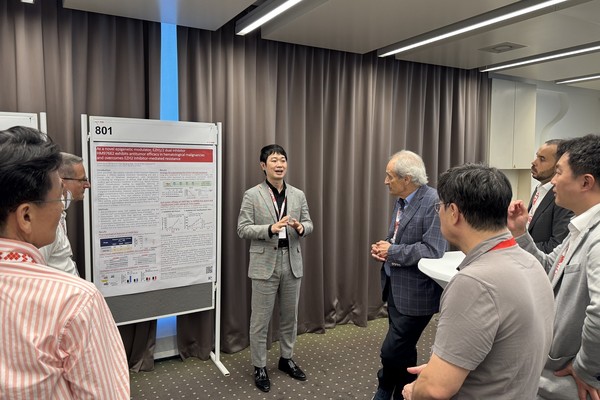 한미약품 ONCO임상팀 노영수 이사(가운데)가 지난 6월 17일(현지시각) 스위스 루가노에서 열린 국제림프종학회(ICML 2025)에서 세계적 종양학자이자 ICML 학회장인 프랑코 카발리(Franco Cavalli) 박사(왼쪽 네 번째)를 비롯한 참석자들에게 HM97662의 연구 현황이 담긴 포스터 내용을 설명하고 있다./사진=한미약품