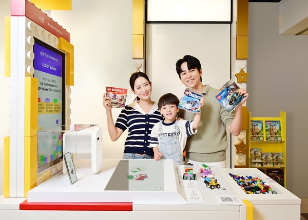 ▲ 삼성전자가 레고와 협업해 ‘더 프리미어 5’ 체험 공간을 전국 레고스토어 6개 지점에 마련했다./사진=삼성전자