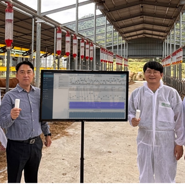 메탄캡슐 적용한 해남저탄소 목장, 우측부터 메텍 박찬목 대표, 해남 이현농장 이항림 농장주/사진=메텍