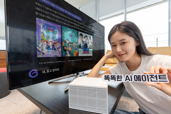 모델이 ‘똑똑한 AI 에이전트’ 지니 TV AI 에이전트의 자연스러운 대화 응답 기능을 소개하는 모습이다./사진=KT