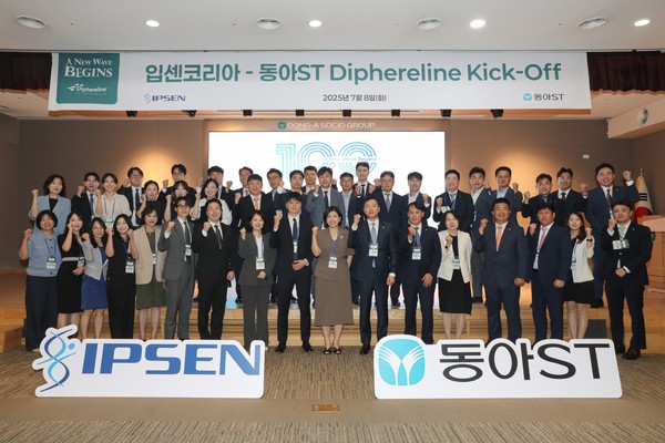 동아ST-입센코리아 '디페렐린' 킥오프 미팅에서 동아에스티 정재훈 사장(사진 첫째줄 오른쪽에서 7번째)과 입센코리아 양미선 대표(사진 첫째줄 오른쪽에서 8번째)등 관계자들이 기념사진을 촬영하고 있다/사진=동아ST