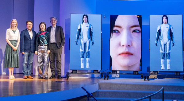 (왼쪽부터) 마리엣 웨스터만(Mariët Westermann) 구겐하임미술관장 겸 CEO, LG전자 북미법인 허철호 상무, 김아영 작가, 냇 트로트먼(Nat Trotman) 구겐하임 큐레이터가 기념 촬영을 진행하고 있는 모습/사진=LG전자