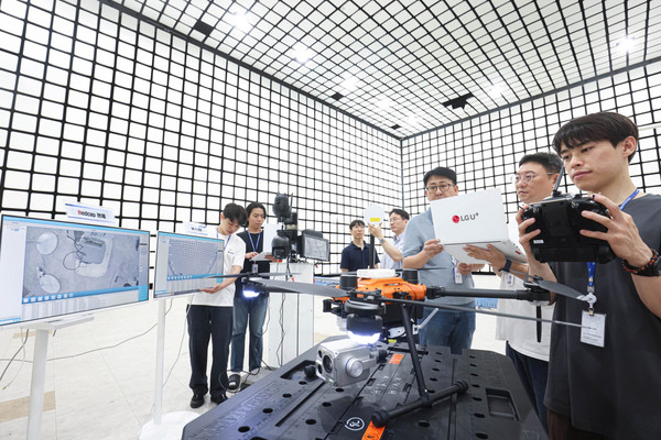 인천 송도 RAPA IoT기술지원센터에서 LG유플러스 직원들이 레드캡 기술로 연결된 드론을 시험하고 있는 모습/사진=LG유플러스