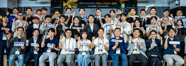 이창권 KB금융지주 디지털·IT부문장(두번째 줄 왼쪽에서 일곱번째)이 지난 8일 강남HUB에서 진행된 'KB스타터스 웰컴데이'에서 스타트업 관계자들과 기념촬영을 하고 있다. /사진=KB금융그룹 