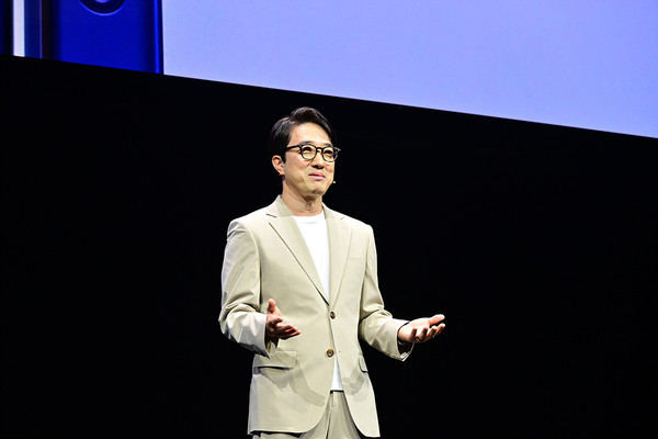 ▲ 최원준 삼성전자 MX사업부 COO가 새로운 인터페이스 ‘One UI 8’을 설명하고 있다/사진=삼성전자