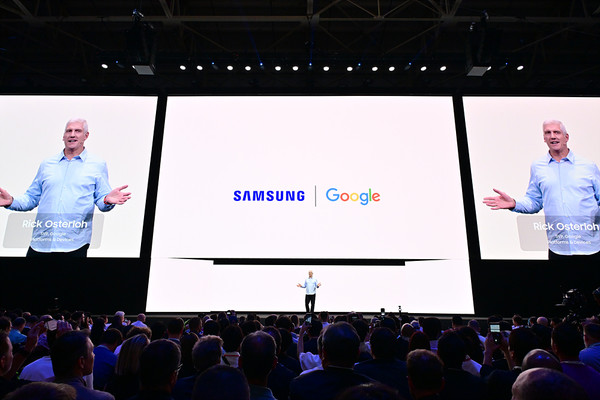 ▲ 릭 오스터로 구글 플랫폼·디바이스 부문 수석 부사장이 삼성과의 AI 협력에 대해 이야기하고 있다/사진=삼성전자