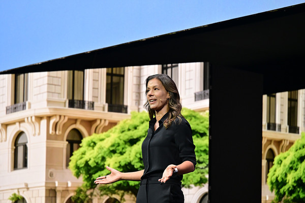 ▲ 삼성전자 상품 & 마케팅 애니카 비존 부사장이 갤럭시 Z 폴드7의 주요 기능을 발표하고 있다/사진=삼성전자