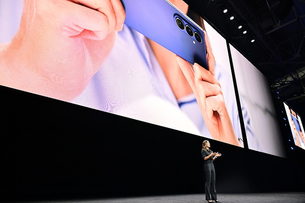 ▲ 2억 화소 광각 카메라와 AI 기반 프로비주얼 엔진 등 카메라 기능이 강화됐다/사진=삼성전자