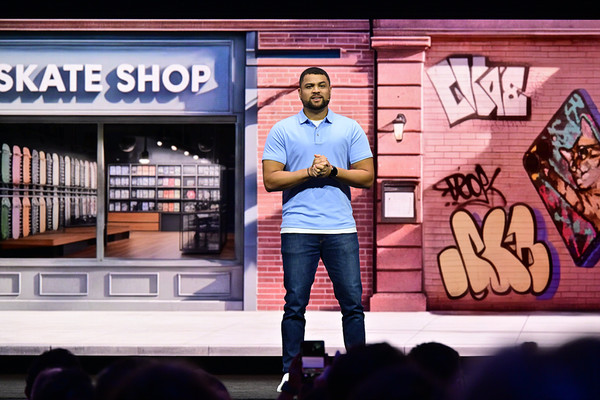 ▲ 삼성전자 모바일 커뮤니케이션 부문 데일 호건이 갤럭시 Z 플립7을 발표하고 있다/사진=삼성전자