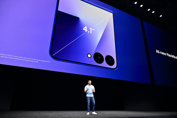 ▲ 갤럭시 Z 플립7의 전면을 꽉 채운 4.1인치 커버스크린 ‘플렉스 윈도우’/사진=삼성전자