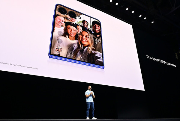 ▲ 갤럭시 Z 플립7은 ‘플랙스캠(FlexCam)’ 기능으로 더 자유로운 셀피 촬영이 가능하다/사진=삼성전자