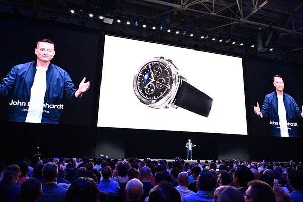 ▲ 삼성전자 세일즈 부문 존 엥겔하트가 갤럭시 워치8 시리즈를 소개하고 있다/사진=삼성전자