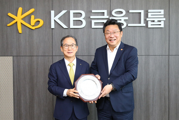 양종희 KB금융그룹 회장과 주형환 저출생고령사회위원회 부위원장이 지난 9일 여의도 KB국민은행 신관에서 기념촬영을 하고 있다. /사진=KB금융그룹
