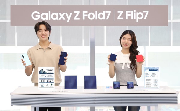 삼성 강남에서 15일 자정부터 사전 판매를 시작하는 '갤럭시 Z 폴드7'과 '갤럭시 Z 플립7'을 소개하는 모습/사진=삼성전자