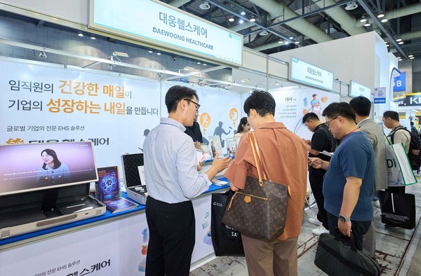 행사에 참석한 관람객이 대웅 헬스케어 부스에 방문하여 관계자의 설명을 듣고 있다/사진=대웅제약