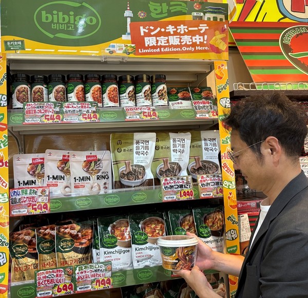 일본 도쿄 나카메구로에 위치한 돈키호테 매장에서 소비자가 비비고 전용 매대를 살펴보는 모습/사진=CJ제일제당