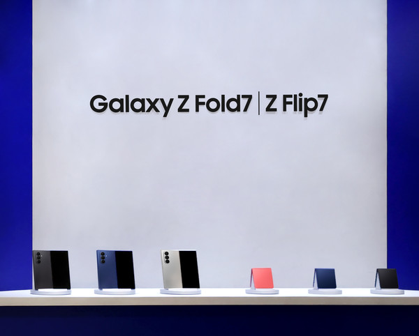 12일 더현대 서울에 오픈한 '갤럭시 스튜디오' 에 전시된 '갤럭시 Z 폴드7·플립7'/사진=삼성전자