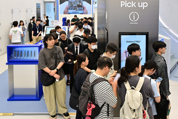 ▲ 사전 개통 시작 전, 삼성 강남 1층을 가득 메운 고객 대기 행렬/사진=삼성전자
