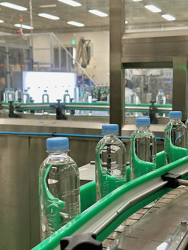 재생원료로 생산중인 병입 수돗물 공정 현장의 모습. /사진=한국수자원공사