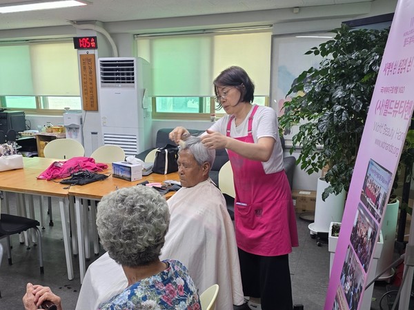 최에스더 회장(사진)은 ”헤어,메이크업,네일아트 등 뷰티서비스를 통해 어르신분들께 생애 가장 멋진 모습을 사진으로 담아 영원히 남기는 사랑을 전 할 수 있어 기쁘며 함께한 교수님과 봉사자께 감사하다“고 전했다.