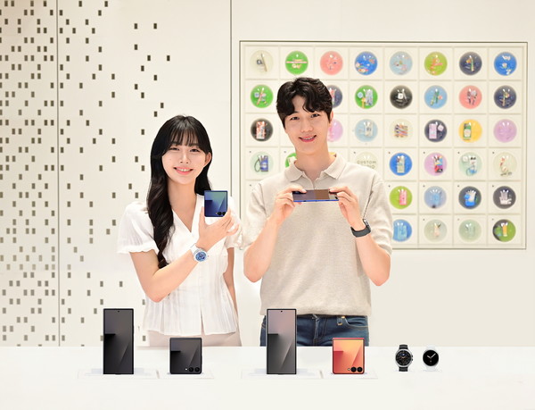 삼성스토어 홍대 '갤럭시 스튜디오'에서 25일 국내 출시한 '갤럭시 Z 폴드7·Z 플립7'과 ‘갤럭시 워치8 시리즈'를 소개하는 모습/사진=삼성전자