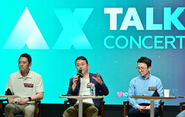 LG전자 조주완 CEO가 전 구성원 소통행사인 'AX 토크콘서트'에서 AI 기술의 중요성을 강조하며, AX 확산에 앞장서겠다고 밝혔다/사진=LG전자
