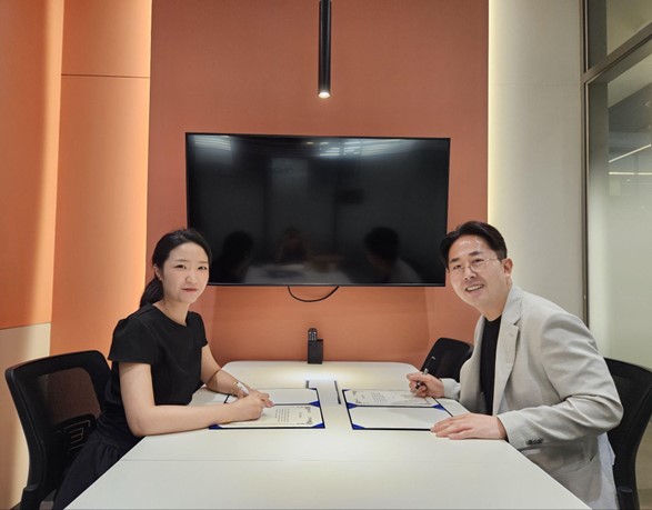 ONDA 방혜선 실장(좌), 프리아이디어 우종만 대표(우)  ESG 어메니티 공동 사업 업무협약 체결 기념 촬영을 하고 있다. /사진=ONDA