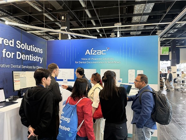 2025 IDS 참석 바이어들에게 제품을 설명하는 모습 /사진=덴컴