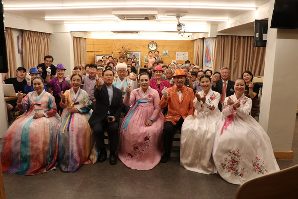 효앤하모니국악찬양단(단장 이중권 목사)과 박민희국악찬양단(단장 박민희 권사)이 화관무, 북춤, 장고춤, 부채춤, 국악찬양 등 다채로운 공연으로 기쁨과 감동의 시간을 어르신과 함께 했다.