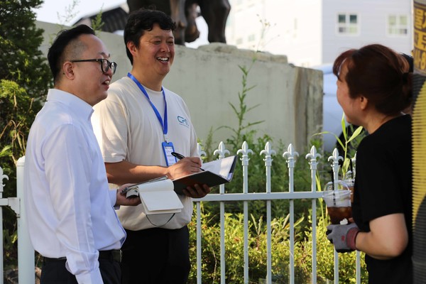 쿠팡 파트너스 연합회(CPA) 관계자들이 캠프 현장을 찾아 퀵플렉서들과 직접 대화를 나누며 현장의 목소리를 경청하고 있다./사진=쿠팡 파트너스 연합회(CPA) 제공