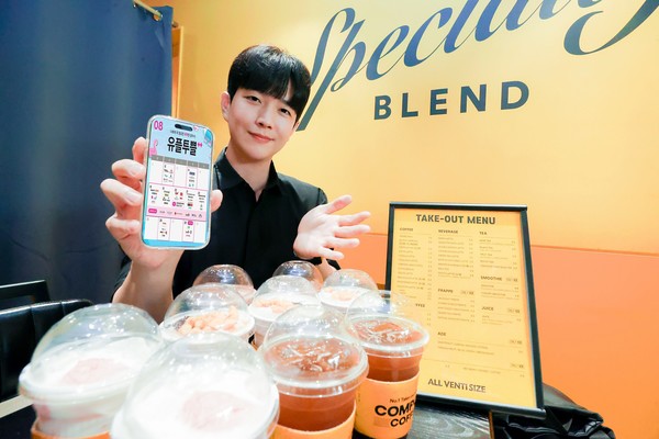 유플투쁠 인기 혜택인 컴포즈커피 매장에서 LG유플러스 직원이 8월 혜택을 소개하는 모습./사진=LG유플러스