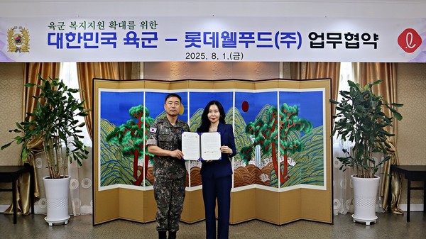롯데웰푸드가 육군본부와 육군 복지지원 확대 위한 업무협약(MOU)을 체결했다. (왼쪽부터) 김진익 육군본부 인사참모부장과 여명랑 롯데웰푸드 푸드사업부장이 업무협약 체결 후 기념사진을 촬영하고 있다./사진=롯데웰푸드