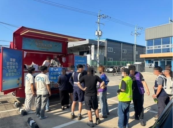 지난 1일 쿠팡 파트너스 연합회(CPA)가 폭염 속에서 고생하는 쿠팡 배송 퀵플렉서들을 위해 대구3캠프에 커피차를 지원하며 현장을 격려하고 있는 모습이다. /사진=쿠팡 파트너스 연합회(CPA) 제공