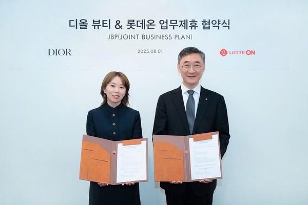 지난 1일 서울 광화문 디올 뷰티 코리아 본사에서 '크리스챤 디올 뷰티 코리아'와 전략적 비즈니스 파트너십(JBP)을 체결했다. 사진 오른쪽부터 롯데쇼핑 e커머스사업부 박익진 대표와 크리스챤 디올 뷰티 코리아 김백남 지사장 기념 촬영/사진=롯데온